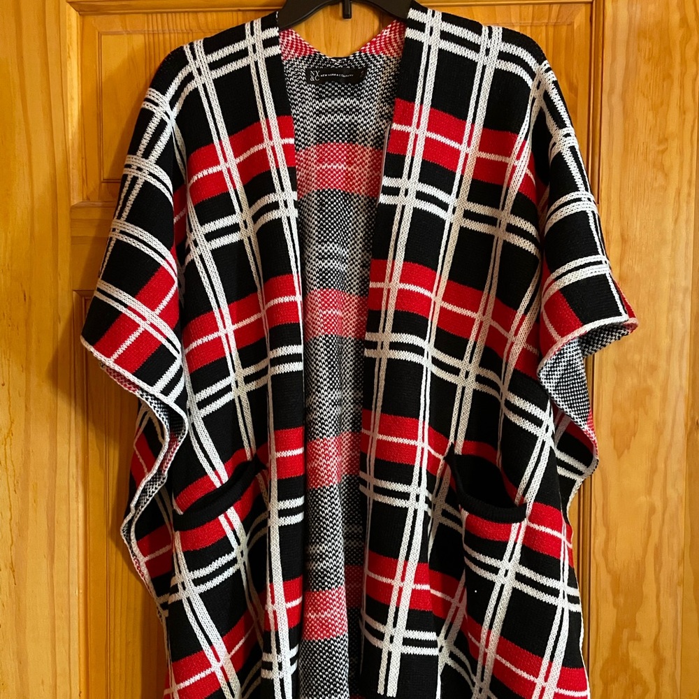 NY&Co poncho cardigan with front pockets. Size XS